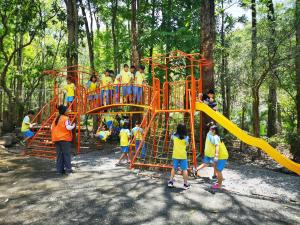 un grupo de niños jugando en un parque infantil en 森霖旅宿, en Meinong