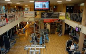 um centro comercial vazio com um ginásio e uma televisão em Sport Hotel em Debrecen
