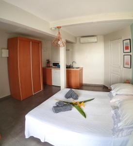Ein Bett oder Betten in einem Zimmer der Unterkunft Studio Malacca et Malanga- Ô Cœur de Deshaies
