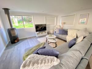 Μια τηλεόραση ή/και κέντρο ψυχαγωγίας στο Relaxing 3 bedroom house with 2 bathrooms.