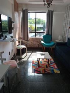 sala de estar con sofá y mesa en Flat Atlatic City Apart Hotel Barra Ondina em Salvador, en Salvador