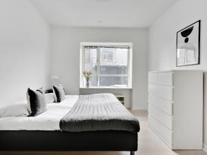 Postelja oz. postelje v sobi nastanitve Sanders Fjord - Smart One-Bedroom Apartment In Center of Roskilde