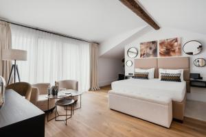 サーラ・コマチーナにあるMUSA Lago di Comoのベッドルーム1室(ベッド1台付)、リビングルームが備わります。