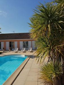 The swimming pool at or close to Villa grand communal, piscine, 18km de Bordeaux