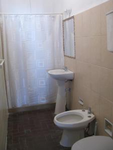 a bathroom with a toilet and a sink at Artemisa in Piriápolis