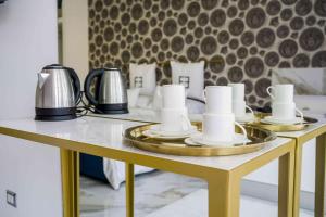 Coffee at tea making facilities sa EF Luxury Living