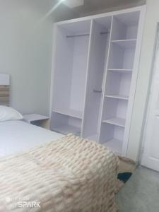 Postel nebo postele na pokoji v ubytování Impeccable Comfortable One Bed Apartment in Accra