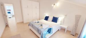 מיטה או מיטות בחדר ב-Branco Suites - Rooms & Holiday Apartments