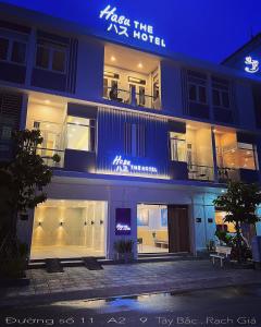 een gebouw met een bord waarop staat: kus het kx hotel 's nachts bij Hasu The Hotel in Rach Gia