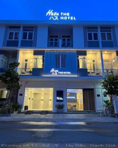 un hotel con un cartel azul en la parte delantera en Hasu The Hotel, en Rạch Giá