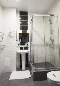 Hotel AVANT في بيرم: حمام مع دش ومغسلة ومرحاض