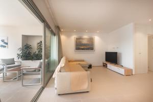 A television and/or entertainment centre at Jardines - Tabor 1 2 POOL VIEW 1B