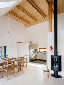 cocina y comedor con chimenea en la sala de estar en Nature Home Rybical en Rybical