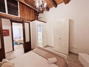 una grande camera con un letto e un bagno di Holiday Home Virgilio House a Cagliari