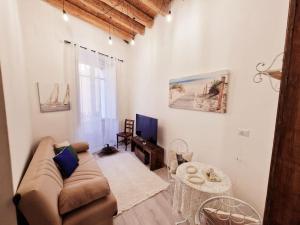 un soggiorno con divano e tavolo di Holiday Home Virgilio House a Cagliari