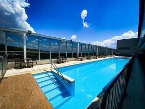 a large swimming pool on top of a building at Hotel Rainha do Brasil in Aparecida