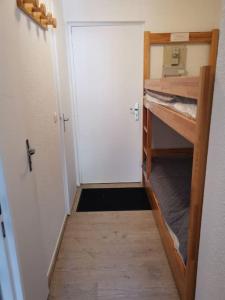 Habitación pequeña con una puerta que conduce a una habitación con armario. en Les deux Alpes : charmant studio, quartier Vénosc, en Les Deux Alpes