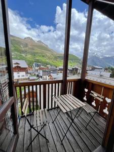 balcón con banco y vistas a la ciudad en Les deux Alpes : charmant studio, quartier Vénosc, en Les Deux Alpes