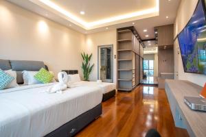 - une chambre avec 2 lits et une télévision à écran plat dans l'établissement AJ Suites @ Loft Imago KK, à Kota Kinabalu