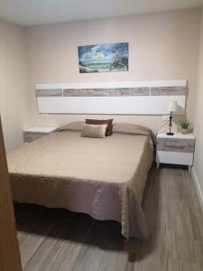 ein Schlafzimmer mit einem Bett und einem Wandgemälde in der Unterkunft Casa Dale in Mairena del Aljarafe