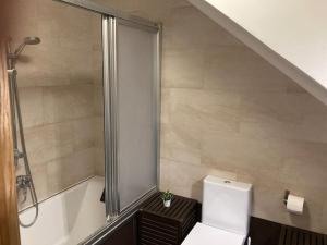 La salle de bains est pourvue d'une douche, de toilettes et d'une baignoire. dans l'établissement Precioso apartamento con terraza, à Espinardo