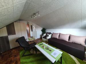 ein Wohnzimmer mit einem Sofa und einem Tisch in der Unterkunft Fortress apartments Niš in Niš