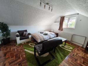 ein Schlafzimmer mit einem Bett und einem Stuhl in der Unterkunft Fortress apartments Niš in Niš