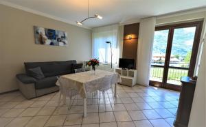 een woonkamer met een tafel en een bank bij Guest House Felice - VDA Verrès 0008 in Verrès