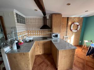- une cuisine avec un évier et un comptoir dans l'établissement IZARO EYE BERMEO by Urdaibai Rentals, à Bermeo