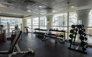 Fitness centrum a/nebo fitness zařízení v ubytování Trendy Bright Apartment with Marina, Pool and Ain Views