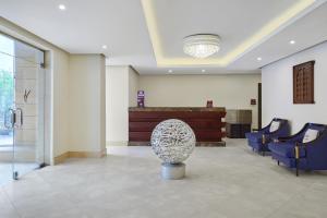 a lobby with a waiting room with a sculpture in the middle at Makarem Al Shorofat in Makkah