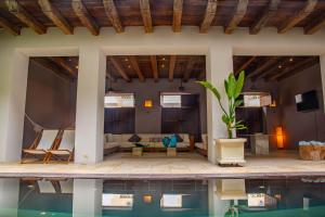 Casa con piscina y sala de estar en Casa Raynes by Masaya en Cartagena de Indias