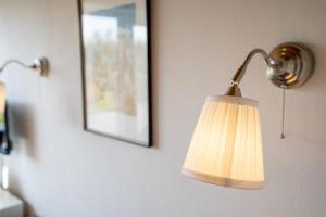 a lamp hanging on a wall with a picture at Blankwasserweg 131 Lensterstrand Oase Bungalow 1 in Lenste