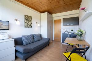 ein Wohnzimmer mit einem Sofa und einem Tisch in der Unterkunft Blankwasserweg 131 Lensterstrand Oase Bungalow 3 in Lenste