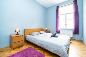 Postel nebo postele na pokoji v ubytování Cozy and sunny apartment in uptown