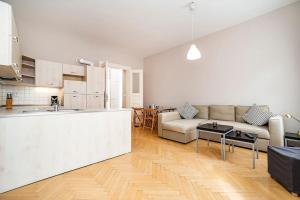 Kuchyňa alebo kuchynka v ubytovaní Cozy and sunny apartment in uptown