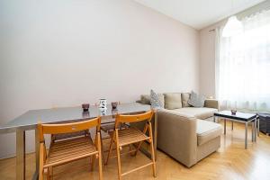 Posedenie v ubytovaní Cozy and sunny apartment in uptown