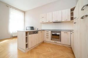 Kuchyňa alebo kuchynka v ubytovaní Cozy and sunny apartment in uptown