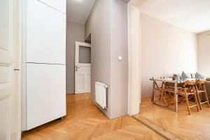 Kuchyňa alebo kuchynka v ubytovaní Cozy and sunny apartment in uptown
