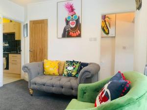 Posezení v ubytování Funky 2 Bedroom Apartment In Town Centre