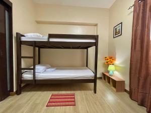 Bunk bed o mga bunk bed sa kuwarto sa Paseo Verde Condominium 1 Bedroom for 6 pax