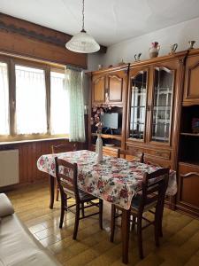 奧倫佐卡多利的住宿－Ciasa Giulia，用餐室配有桌椅和桌子