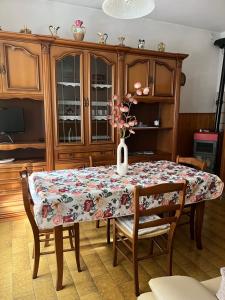 奧倫佐卡多利的住宿－Ciasa Giulia，一张餐桌,上面有花瓶