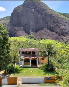 una casa frente a una montaña en Pousada Moinho D'água, en Guarapari