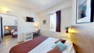 Postel nebo postele na pokoji v ubytování Hôtel de France Contact-Hôtel