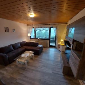 Una vista aérea de una sala de estar con un sofá. en Ferienwohnung Am See, en Winterberg