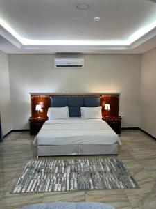 1 dormitorio con 1 cama grande y 2 mesitas de noche en Wahaj Al Mesak Units, en Dammam