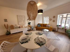 ein Wohnzimmer mit einem Tisch und Stühlen in der Unterkunft Chaleureux 2 pièces au centre de Haguenau in Haguenau