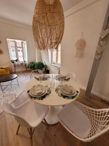 una sala da pranzo con tavolo e sedie bianchi di Chaleureux 2 pièces au centre de Haguenau a Haguenau
