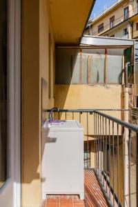 een witte vuilnisbak die op de zijkant van een balkon staat bij Modern Apartment near Ponte Vecchio. in Florence
